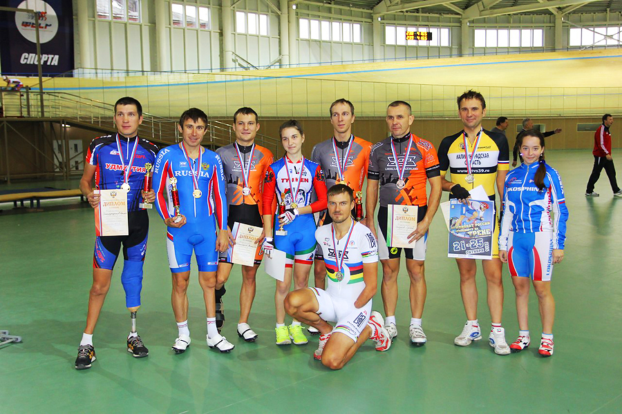 Победители и призеры чемпионата России по паравелоспорту на треке в Омске (октябрь, 2014) © Марина Кистина Победители и призеры чемпионата России по паравелоспорту на треке в Омске (октябрь, 2014) © Марина Кистина
